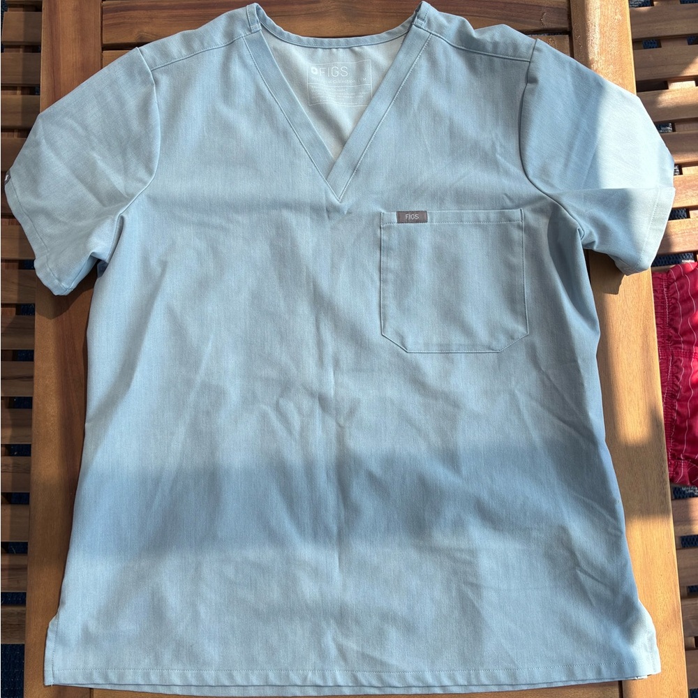 Figs Women’s chambray Catarina Scrub Top medium